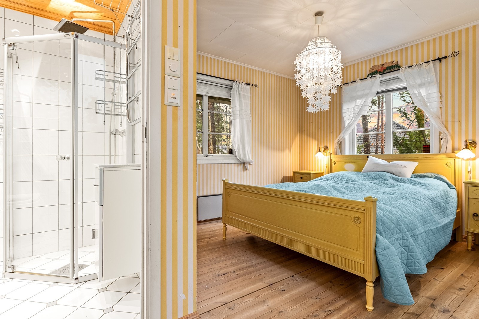 Hovedsoverommet i første etasje har eget tilknyttet bad. Galleribilde