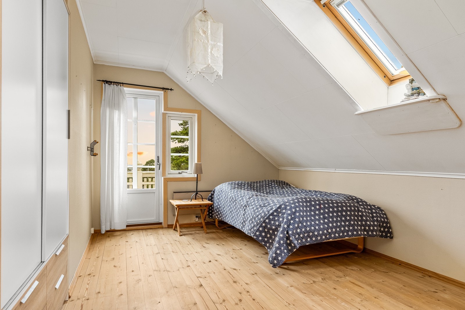 Det ene soverommet i andre etasje har utgang til balkong. Galleribilde