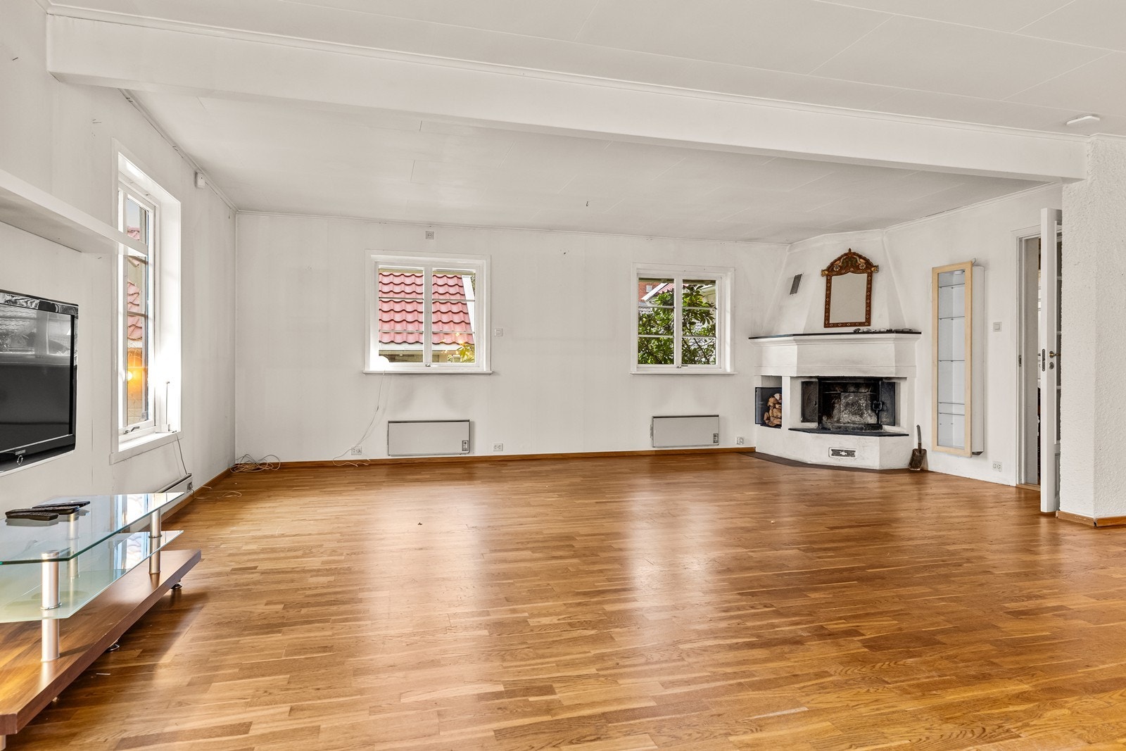 En hjørnepeis i stuen bidrar til en lun atmosfære på kjølige kvelder. Galleribilde