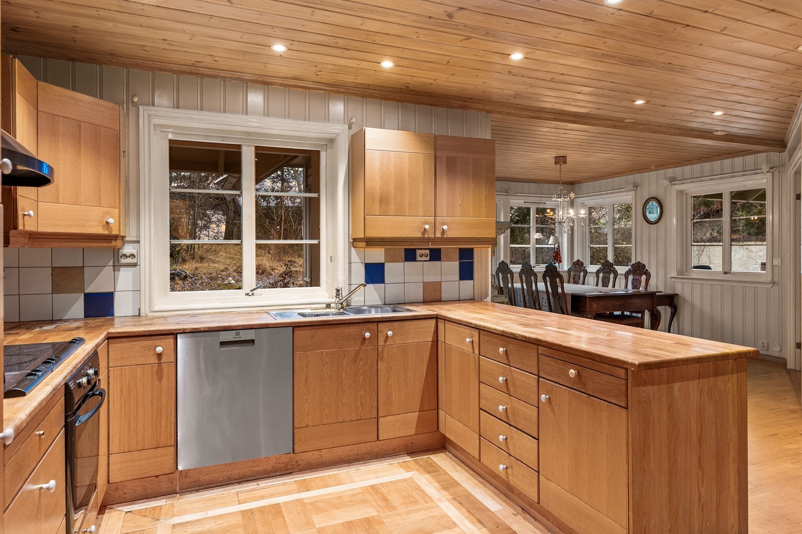 Innredningen i heltre eik har godt med lagringsplass i skuffer og skap. Galleribilde