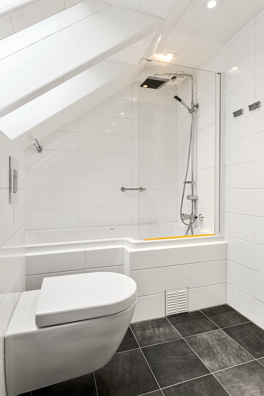 Badet i andre etasje er helfliset og har badekar med dusjløsning. Galleribilde