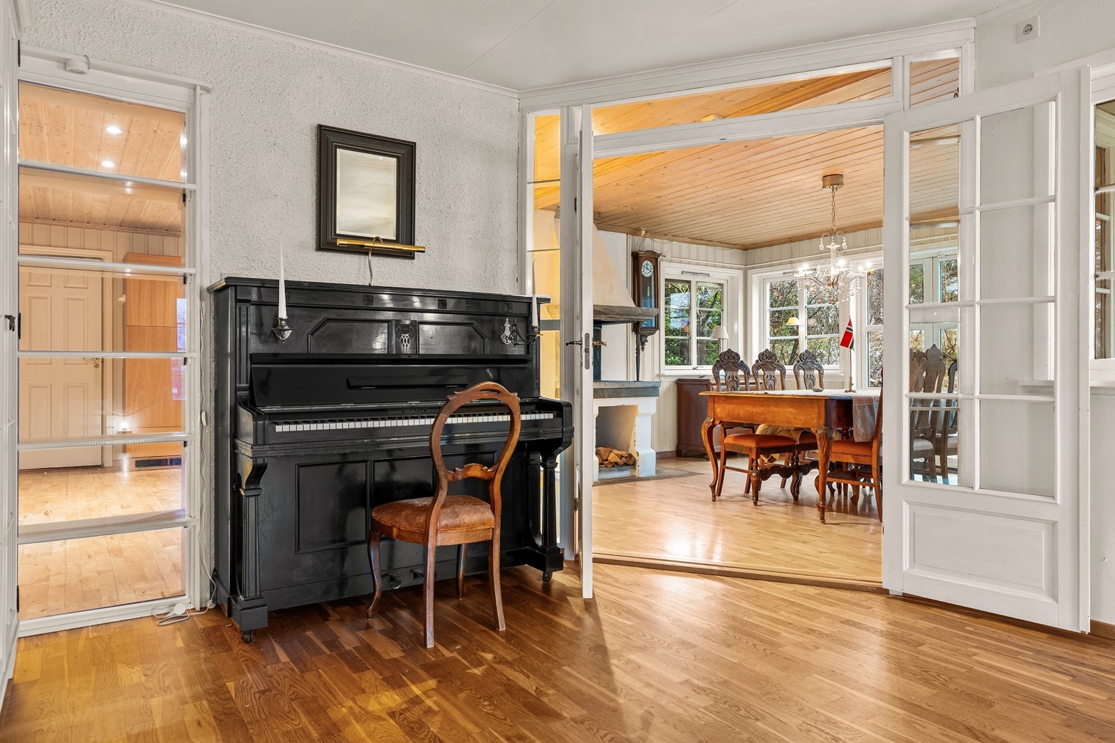 Doble glassdører åpner fra stuen inn mot spisestuen og kjøkkenet, og skaper en god romflyt. Galleribilde