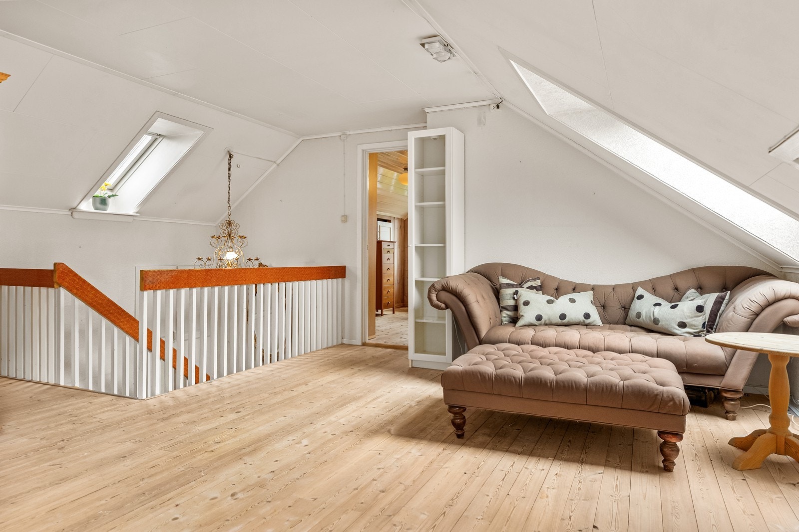 Velkommen opp til en lys og romslig loftstue med takvinduer. Galleribilde