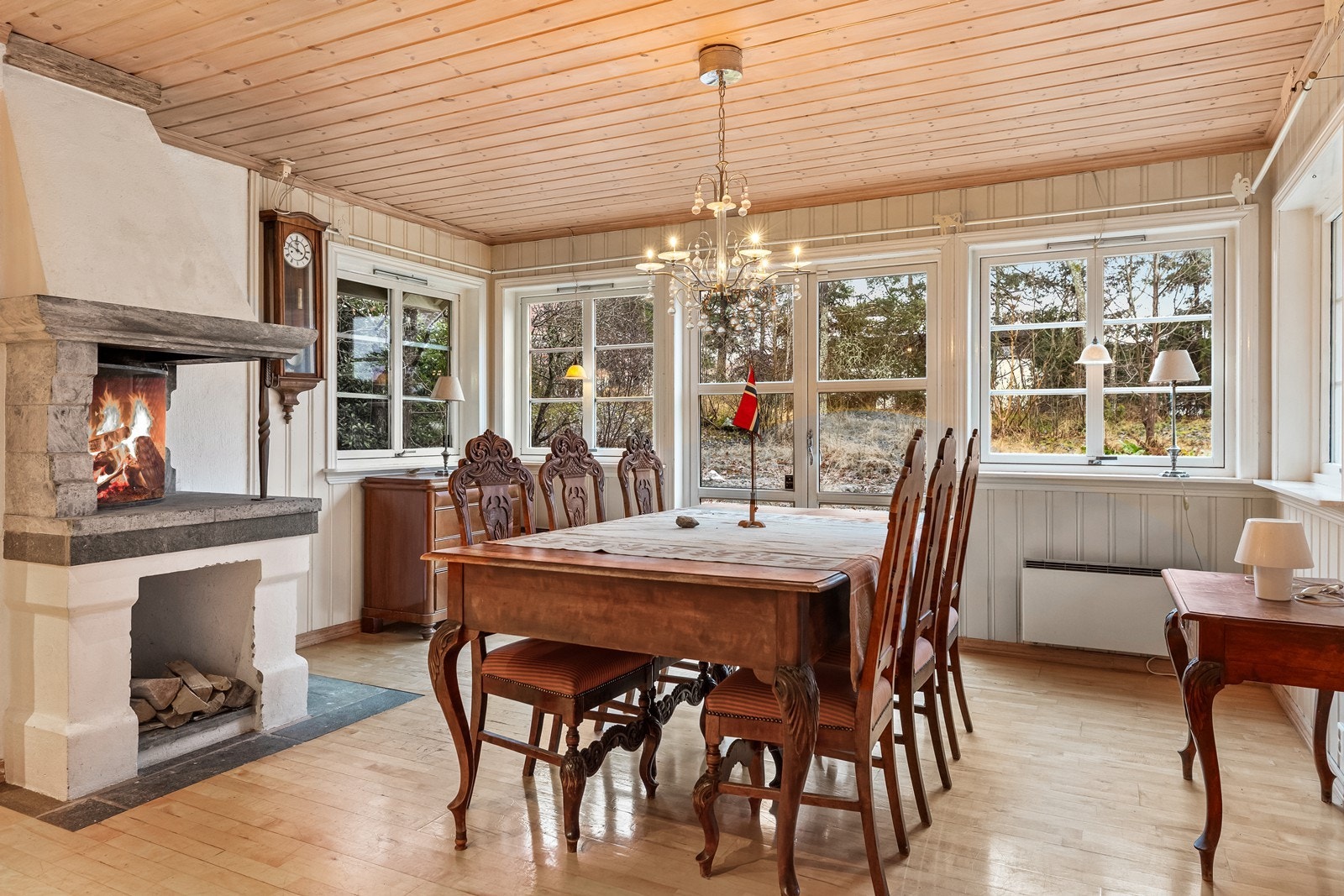 Spisestuen ligger i åpen løsning med kjøkkenet og har en stor, murt peis. Galleribilde