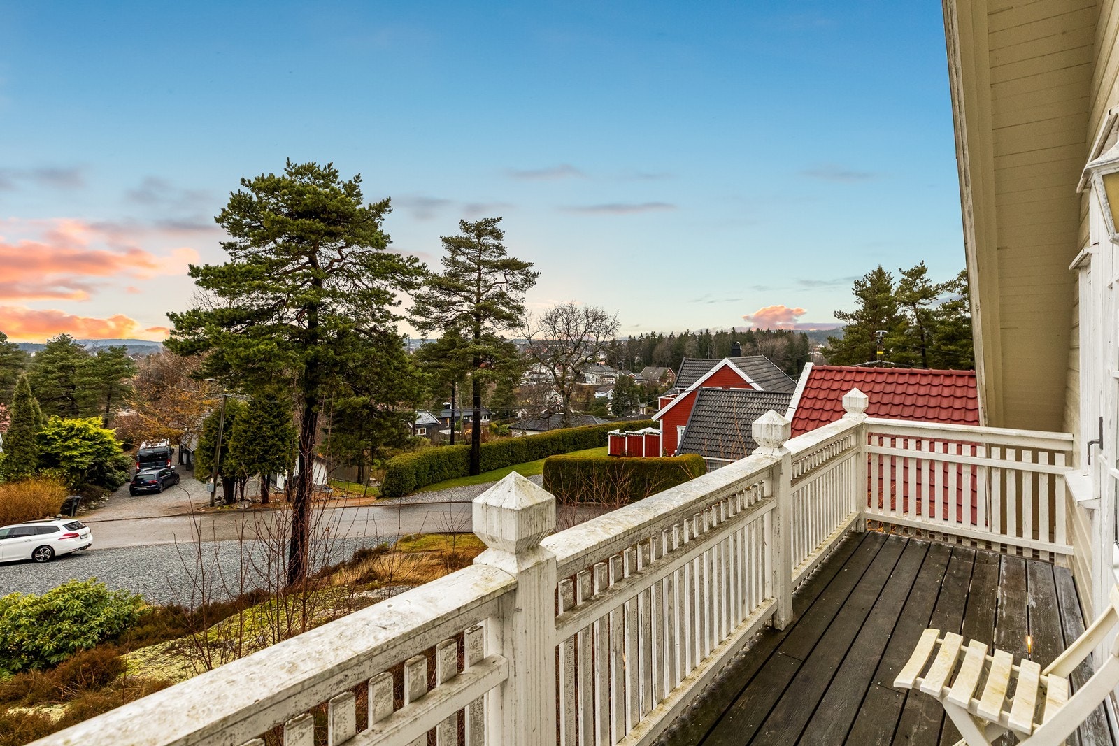 Fra balkongen i andre etasje er det utsikt over nærområdet. Galleribilde