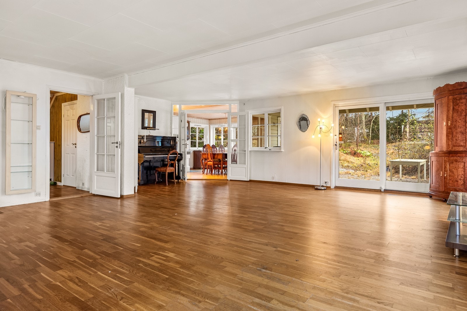 Stuen har direkte utgang til en steinbelagt uteplass, som utvider det sosiale arealet. Galleribilde