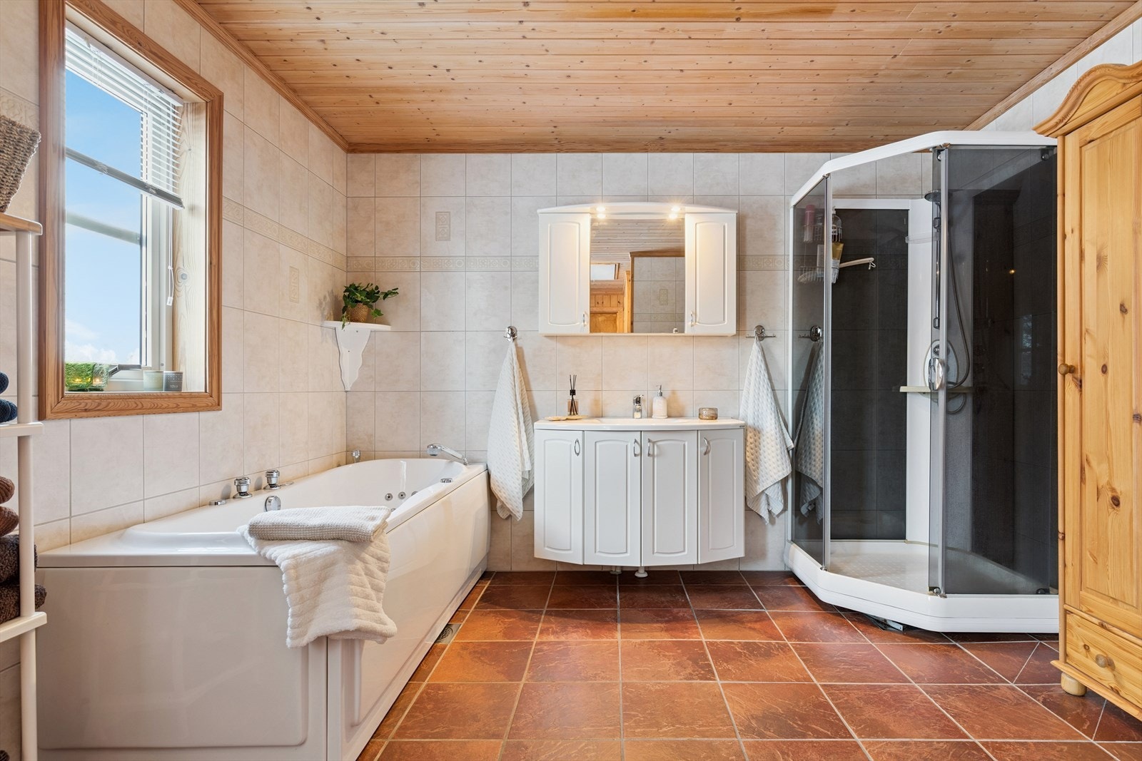 Inneholder baderomsinnredning, dusjkabinett og boblebadekar. I tillegg opplegg for vaskemaskin og stålvask. Galleribilde