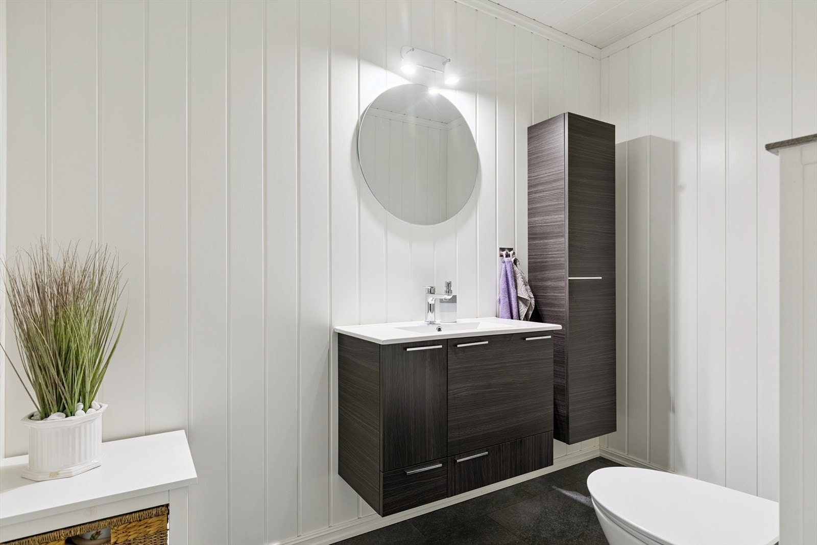 Stort og lekkert toalettrom pusset opp i 2019. Galleribilde