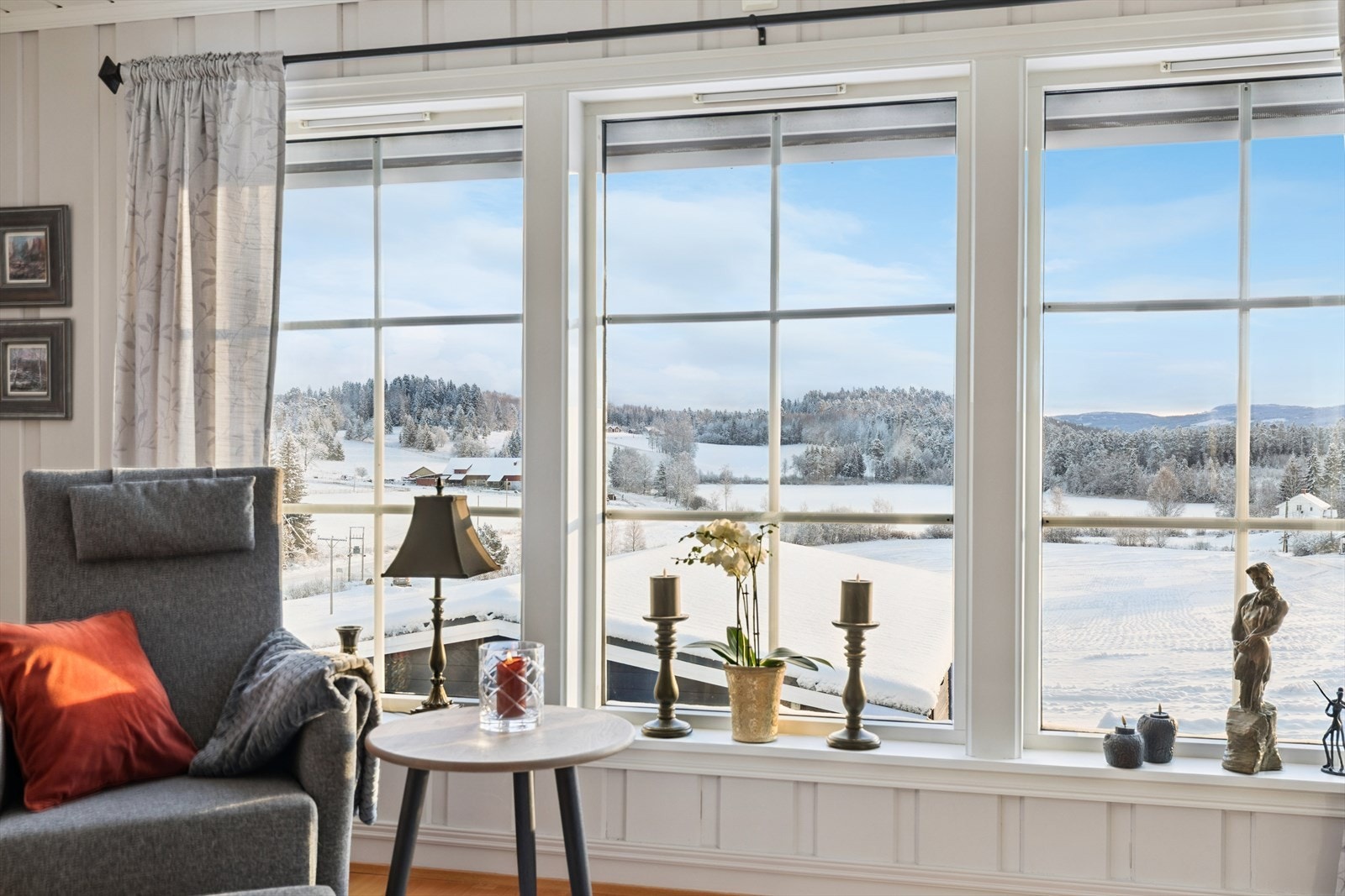 Fra stuevinduene har man flott utsikt utover landskapet. Galleribilde