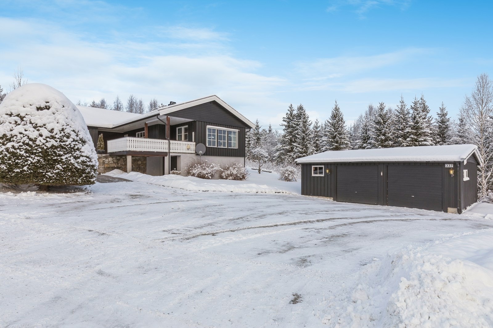 Velholdt enebolig med dobbel garasje. Galleribilde