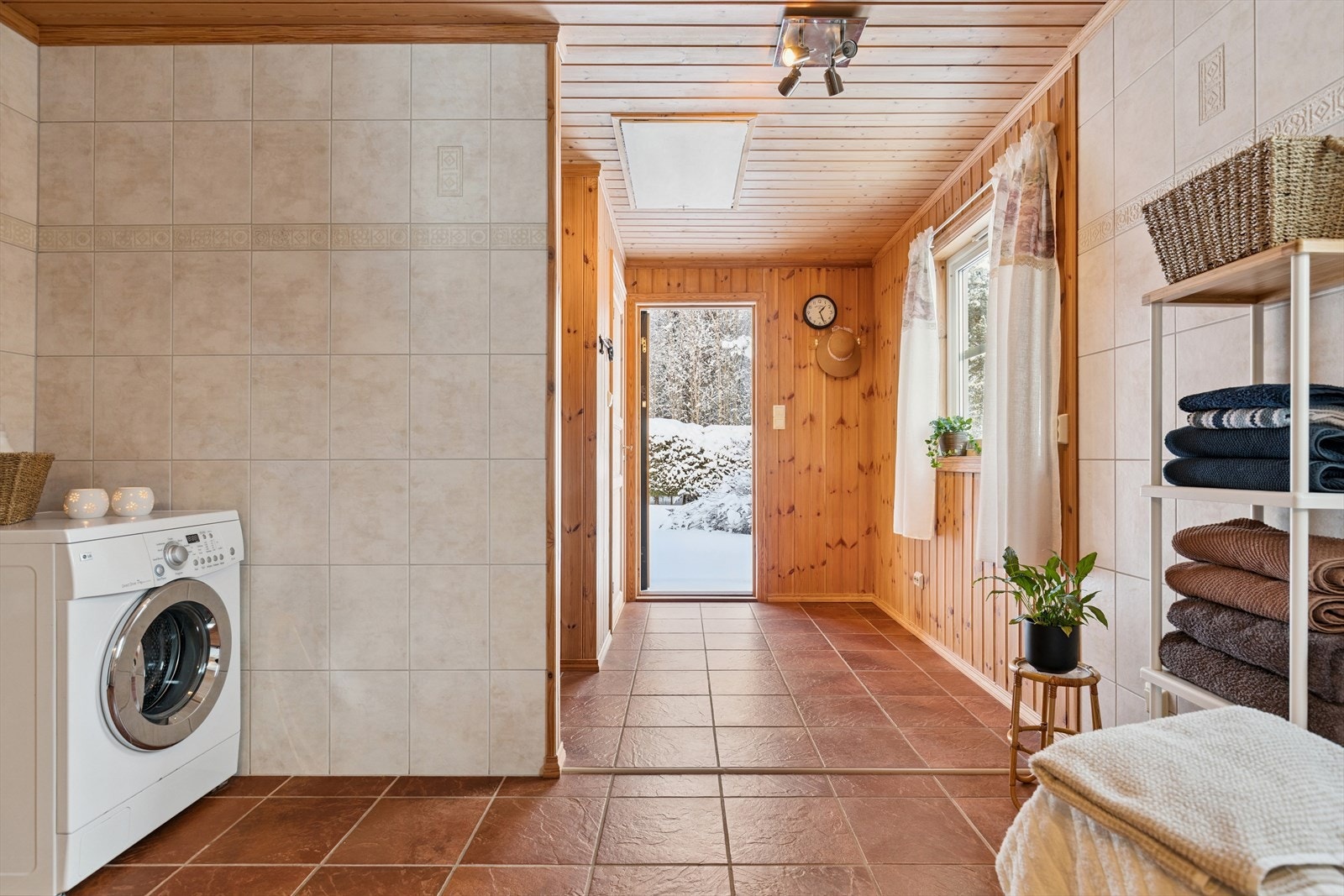 Det er en bod i tilknytning, samt utgang ut. Galleribilde