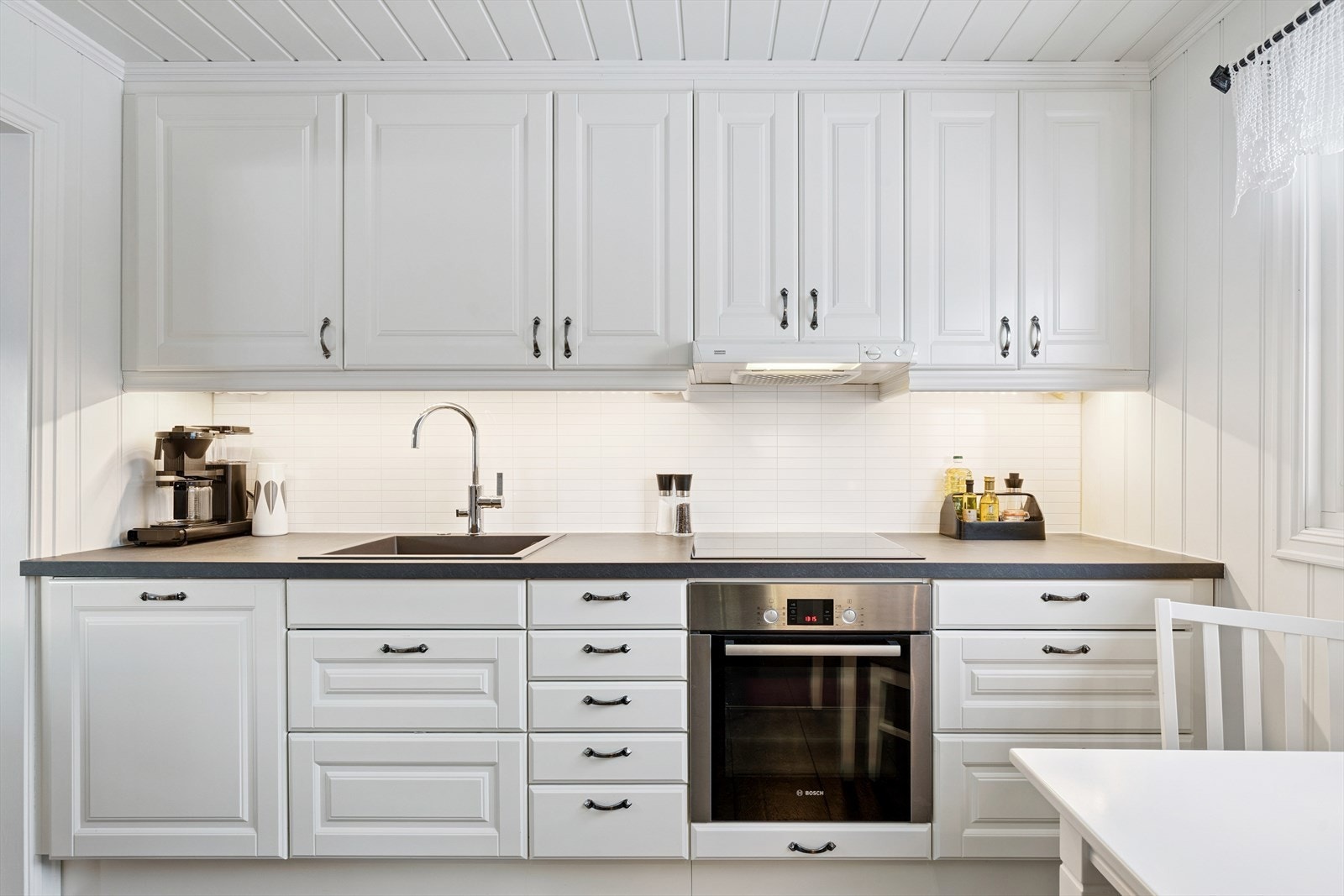 Det er Integrert platetopp, stekeovn, oppvaskmaskin og kjøleskap. Galleribilde