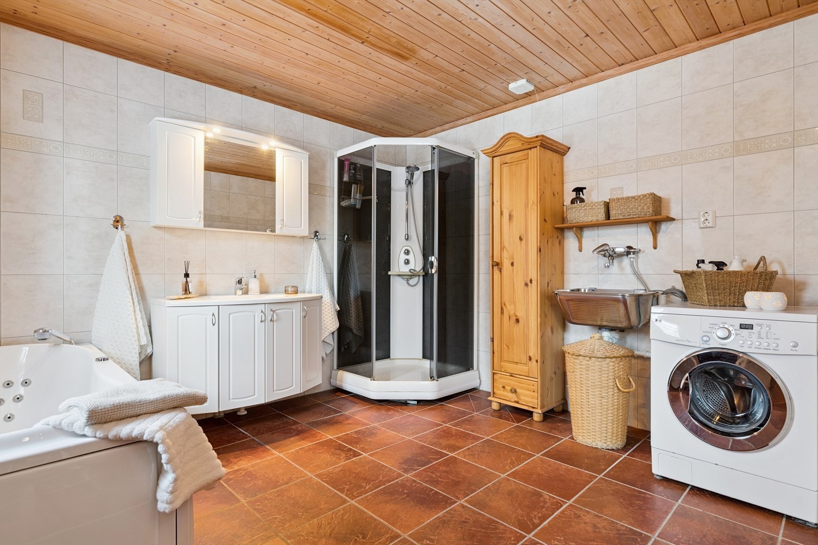 Svært romslig, flislagt bad/vaskerom. Galleribilde