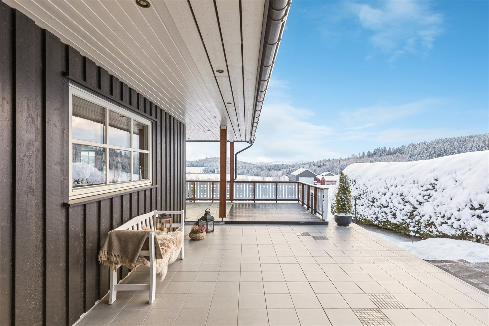 Boligen har en stor og delvis overbygget uteplass, hvor man kan nyte de varme sommerdagene. Galleribilde