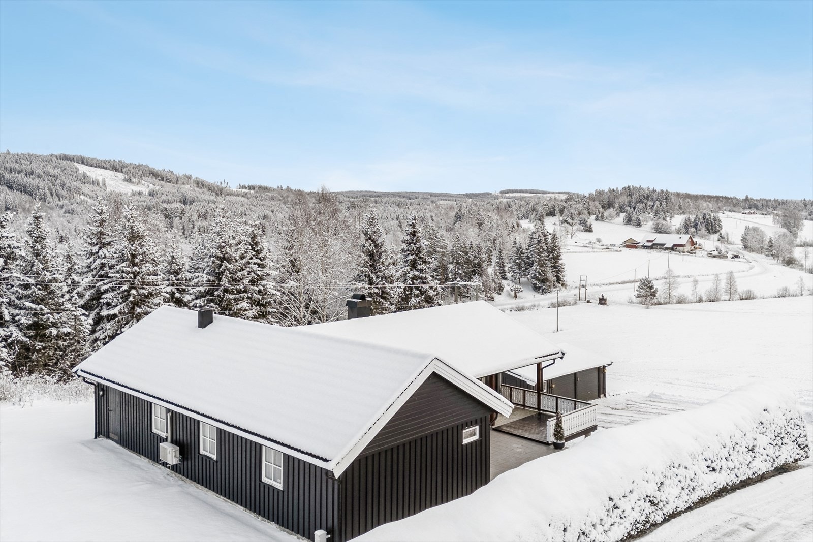 Boligen er beliggende i landlige omgivelser på Slåstad med nærhet til Dølisjøen. Galleribilde
