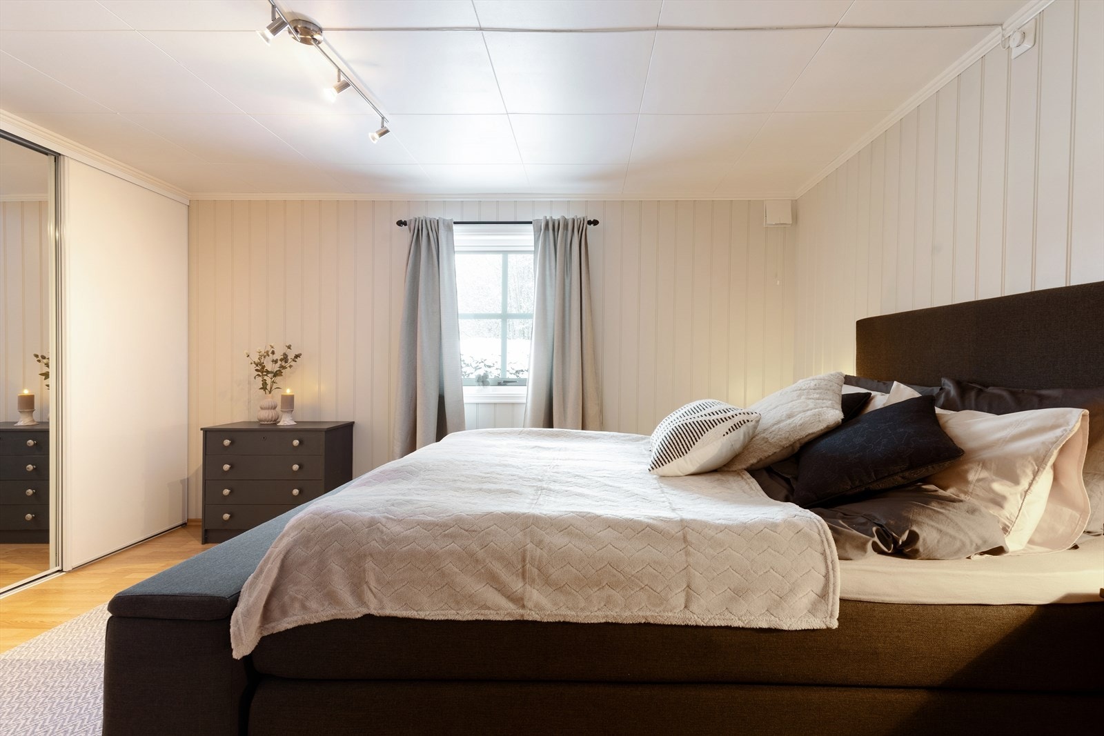 Boligen har tre gode soverom. Hovedsoverom har skyvedørsgarderobe. Galleribilde