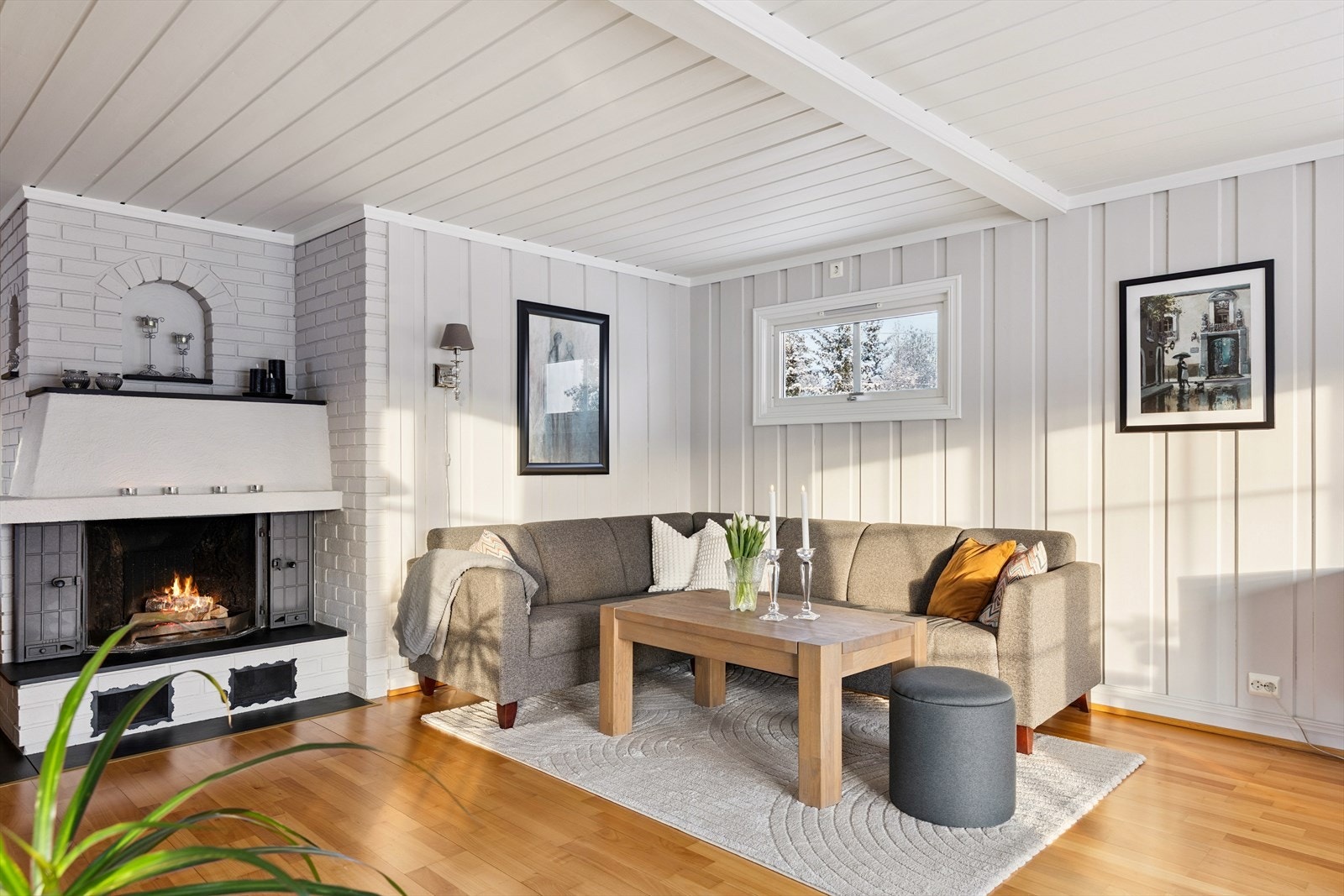 I stuen er en plassbygget peis m/tette dører. Galleribilde