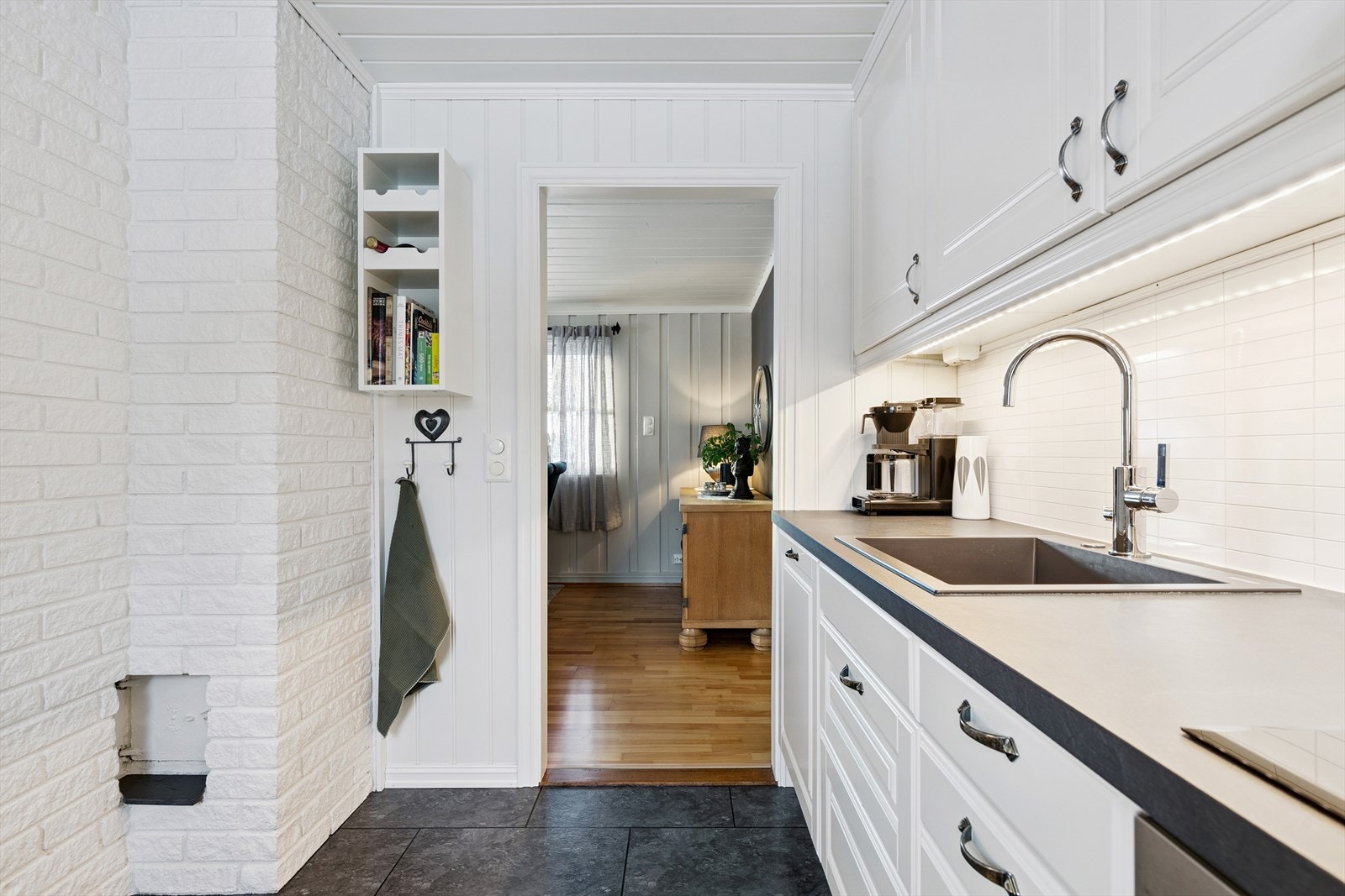 Innredningen er oppgradert med ny laminat benkeplate med nedfelt oppvaskkum m/1-greps blandebatteri i 2021. Galleribilde