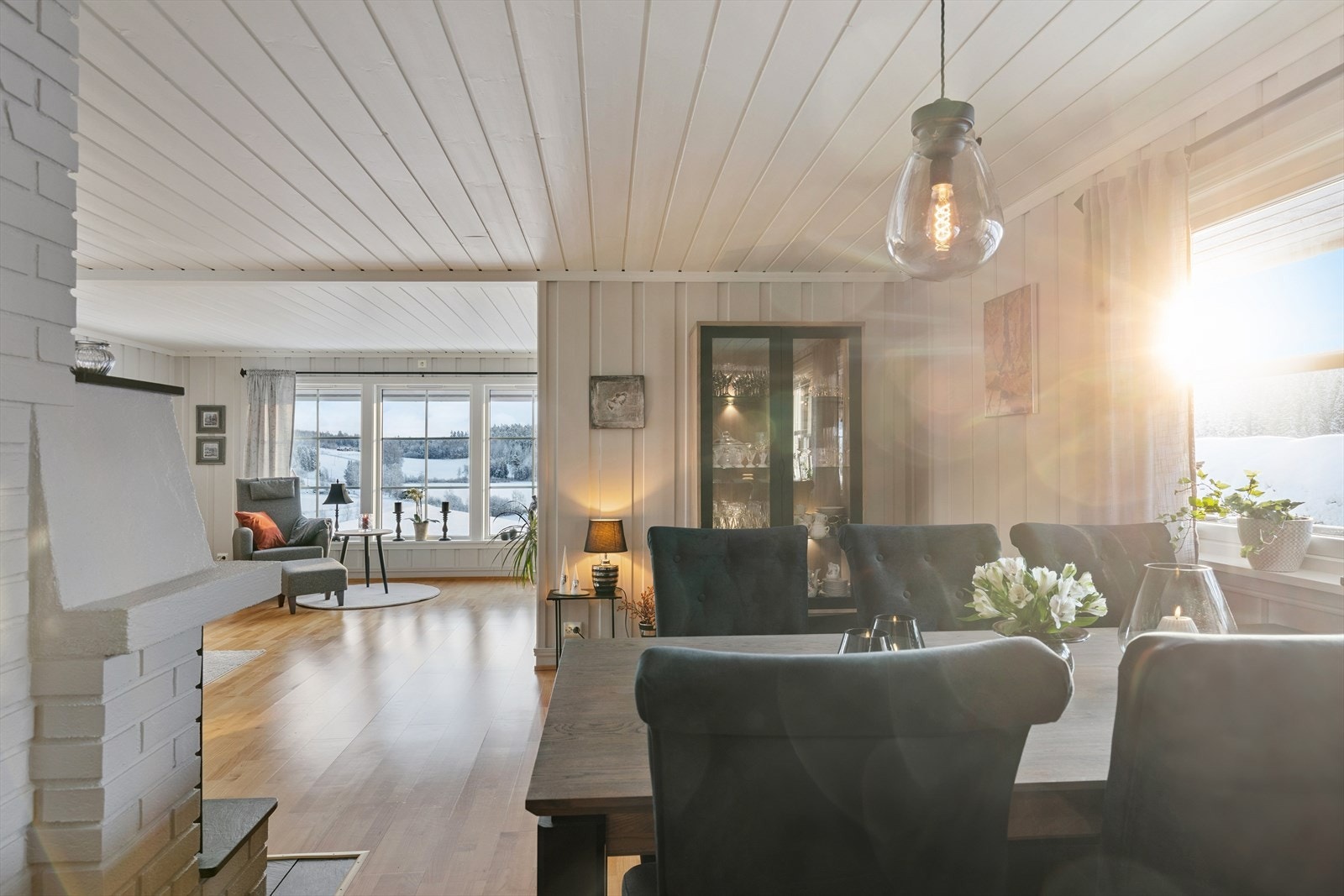 Store vindusflater gir rikelig med innslipp av naturlig lys. Galleribilde