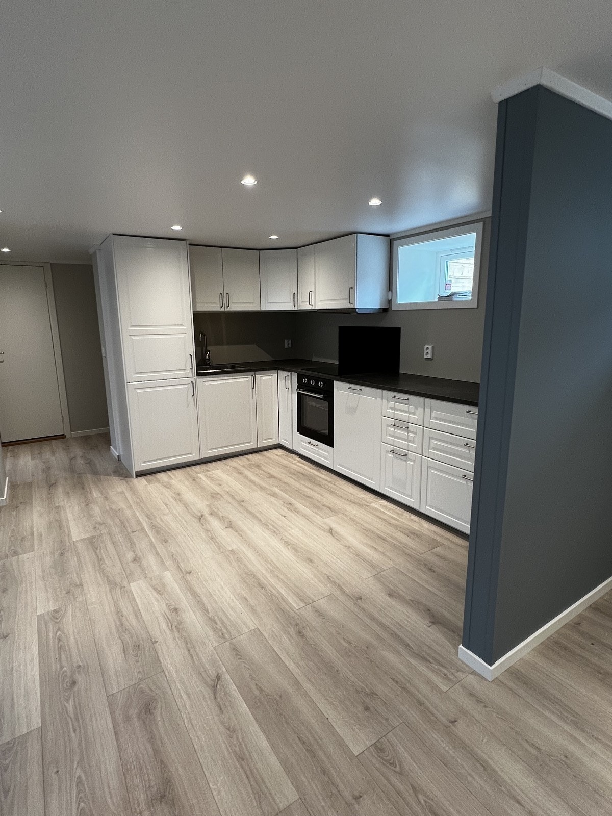 Helt nytt kjøkken med hvitevarer Galleribilde