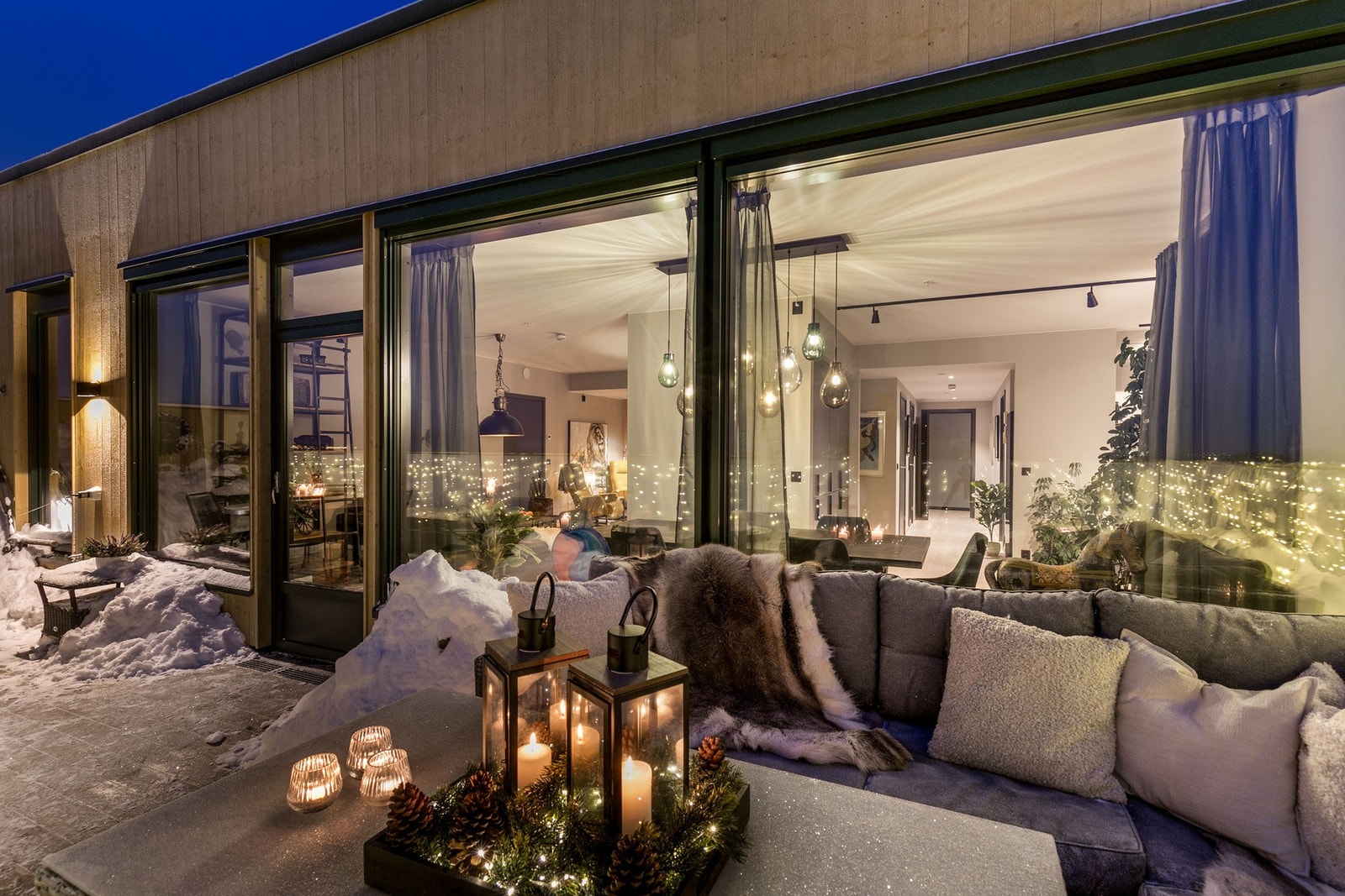 Boligen har 2 gode uteplasser, med flott utsikt. Galleribilde