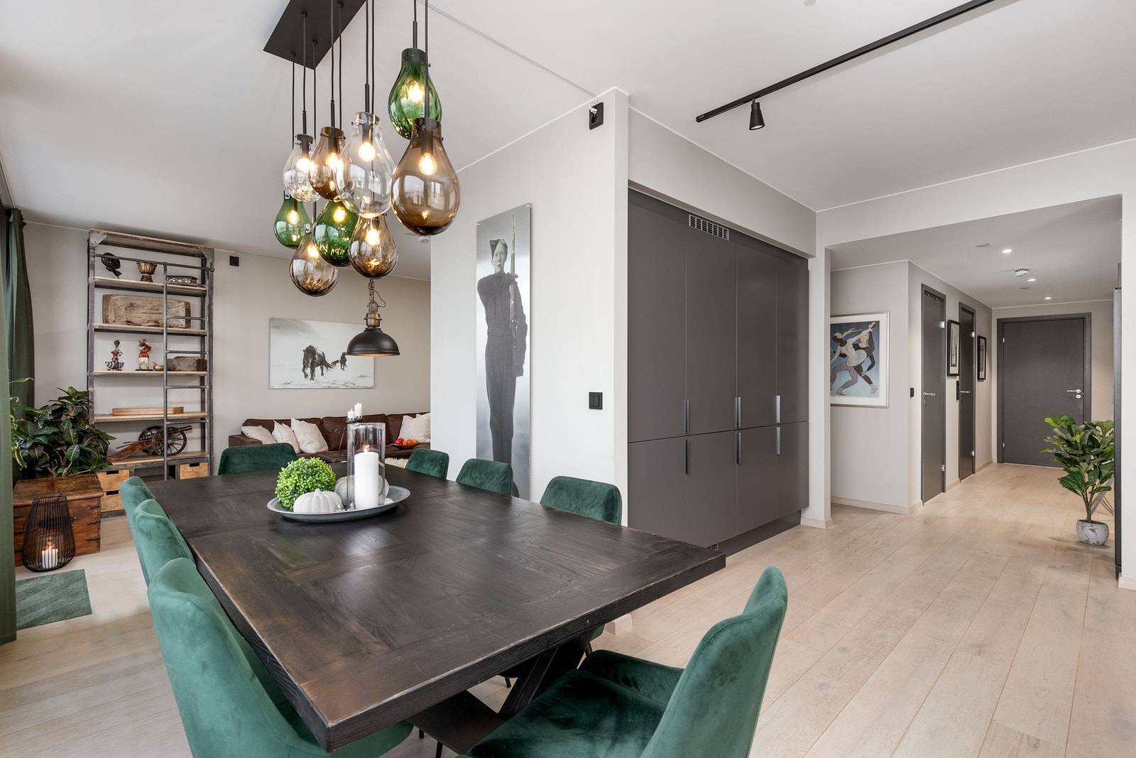 På gulvet er det lagt 1-stavs parkett med vannbåren varme. Galleribilde