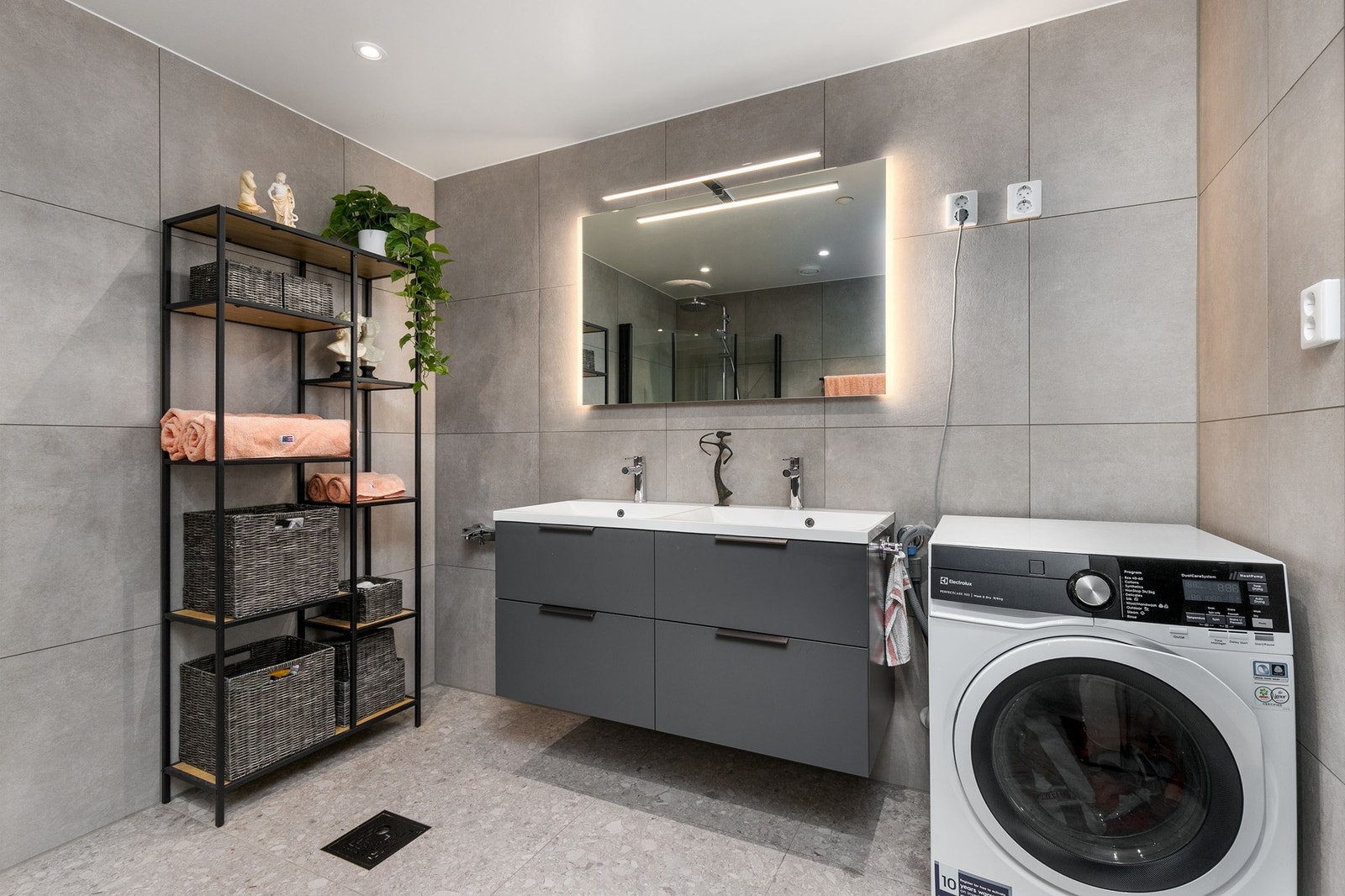 Romslig flislagt bad med adkomst fra soverom. Galleribilde