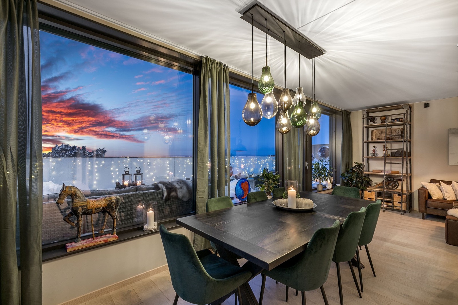 Spisestue med flott utsikt. Galleribilde