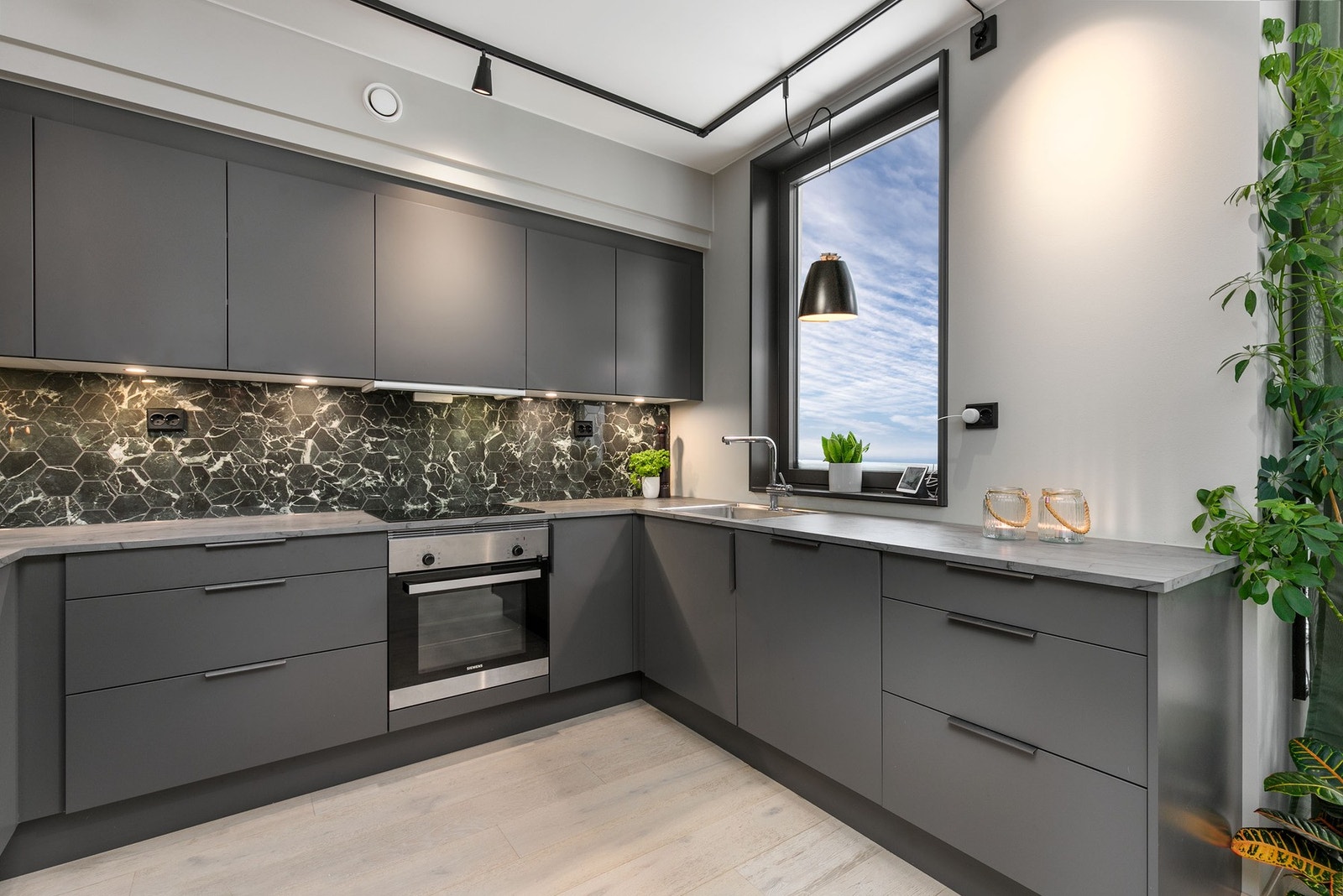 Innredning med mørke glatte fronter og laminert benkeplate. Galleribilde