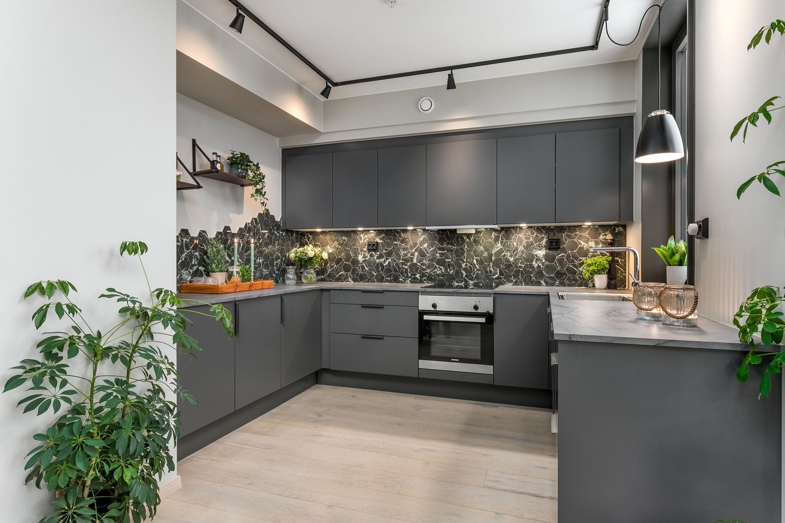 Lekkert og moderne kjøkken fra Sigdal i åpen løsning mot stuen. Galleribilde