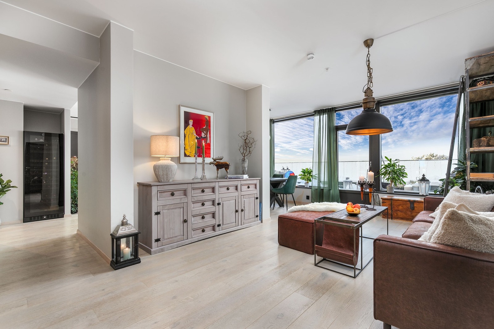 Romslig stue. Galleribilde