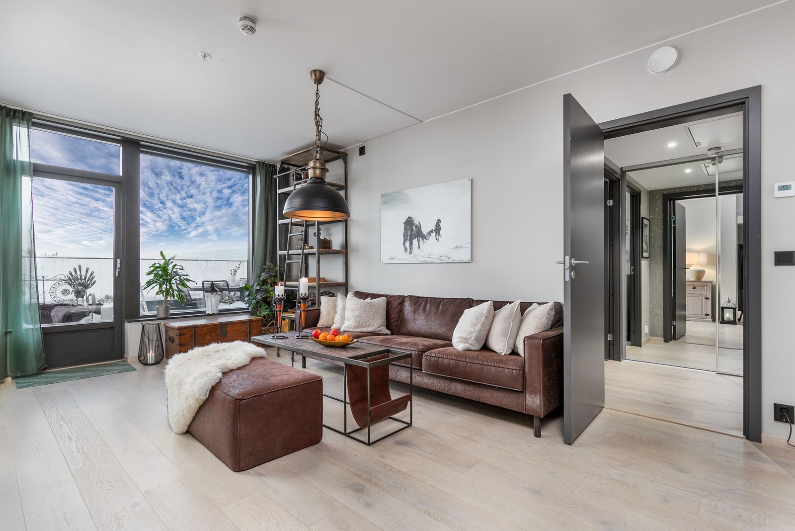 Store vindusflater og takhøyde på ca 2,6 meter gir en luftig romfølelse Galleribilde