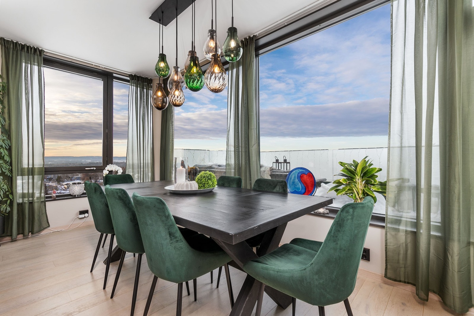 Den åpne stuen fremstår som meget innbydende i lyse, delikate fargevalg. Galleribilde