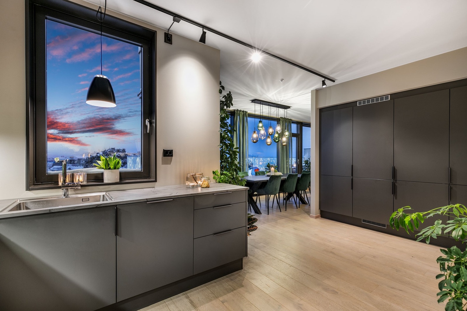 Av utstyr medfølger integrert induksjonsplatetopp, komfyr, oppvaskmaskin, samt kombiskap kjøl/frys. Galleribilde