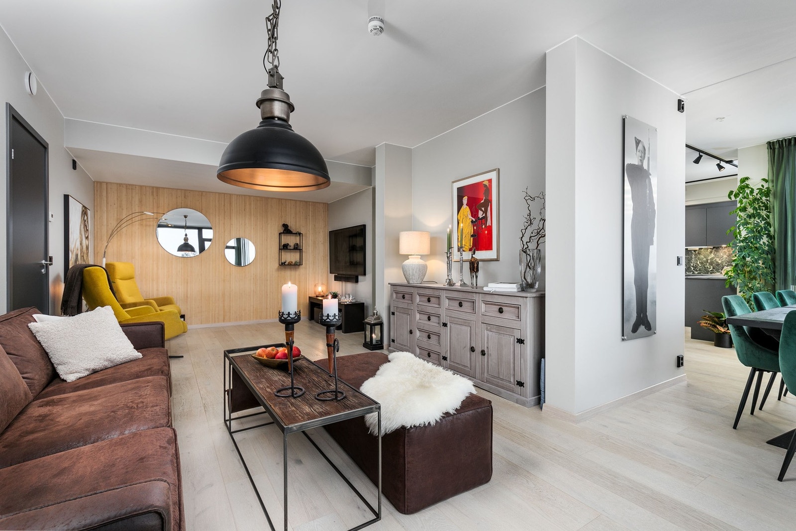 Det er pålimt dekorativ bambus på en vegg i stuen. Galleribilde