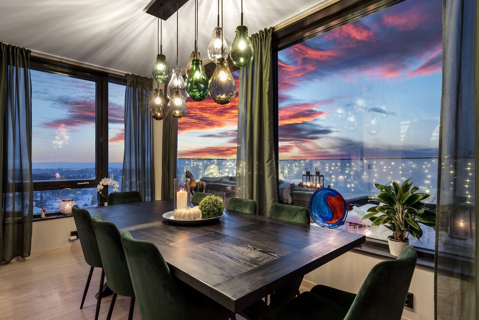 Store vindusflater som skaper strålende innvendige lysforhold. Galleribilde