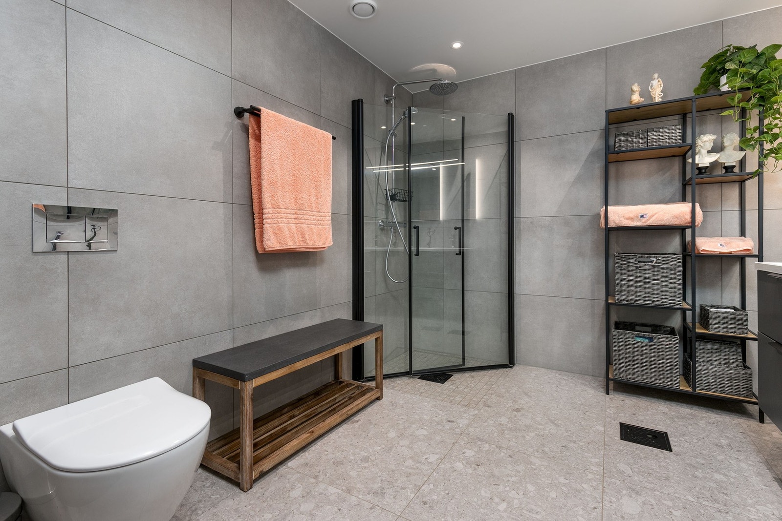 Badet har opplegg til badekar. Galleribilde