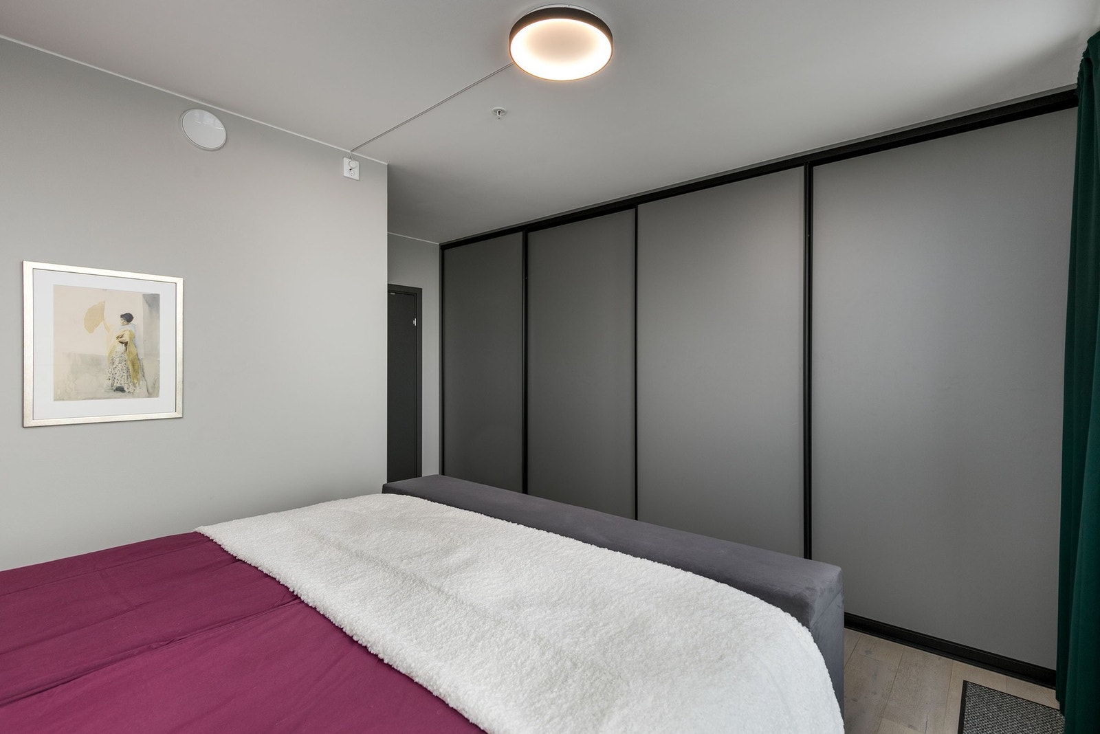 Hovedsoverom med romslig skyvedørsgarderobe. Galleribilde