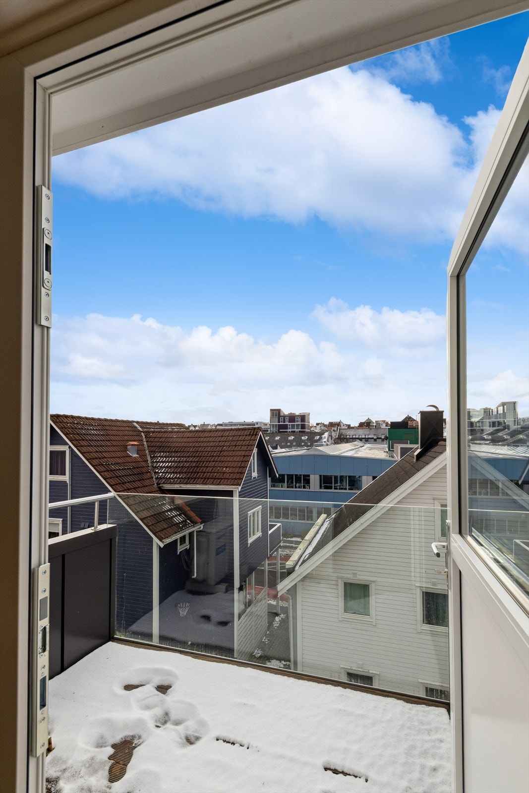 Fra stuen er det utgang til solrik sørvestvendt balkong. Galleribilde