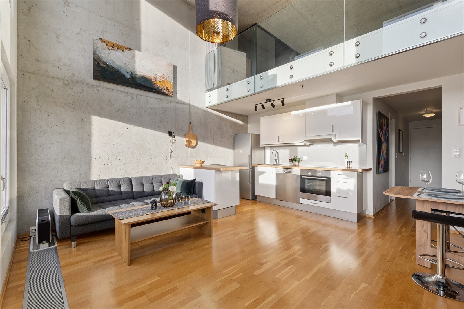 God takhøyde i stuen som bidrar til en luftig og romslig atmosfære. Galleribilde