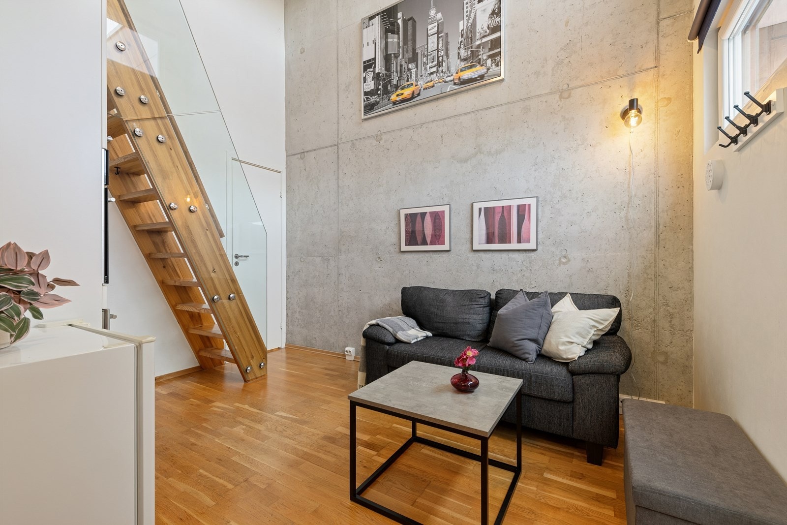 Separat hybeldel i leiligheten. Det er god plass til sofagruppe. Galleribilde