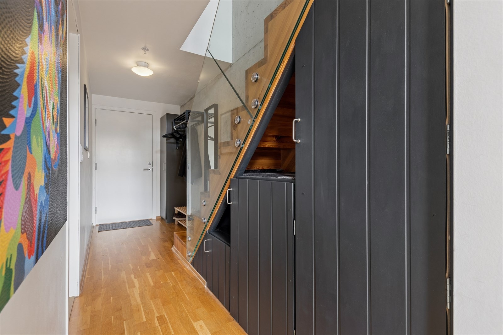 Gang med gode oppbevaringsmuligheter under trappen. Galleribilde