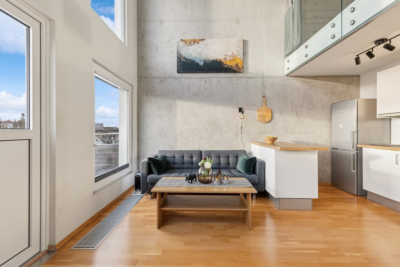 Åpen stue/ kjøkkenløsning med god plass til sofagruppe og spisebord. Galleribilde