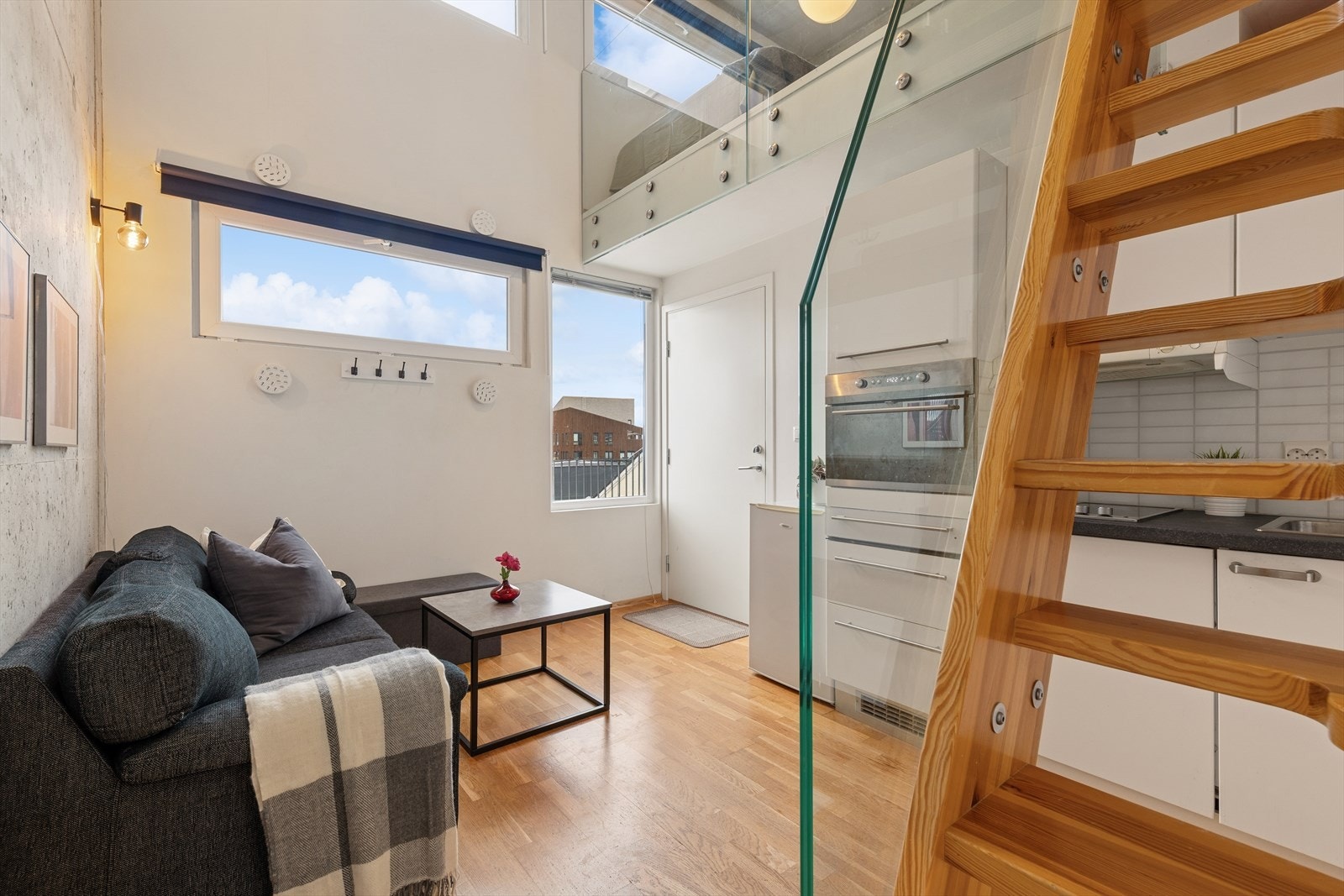 Hybelens stue har god takhøyde, noe som gir en luftig og behagelig atmosfære. Dette skaper en romslig følelse og gjør hybelen ekstra innbydende. Galleribilde