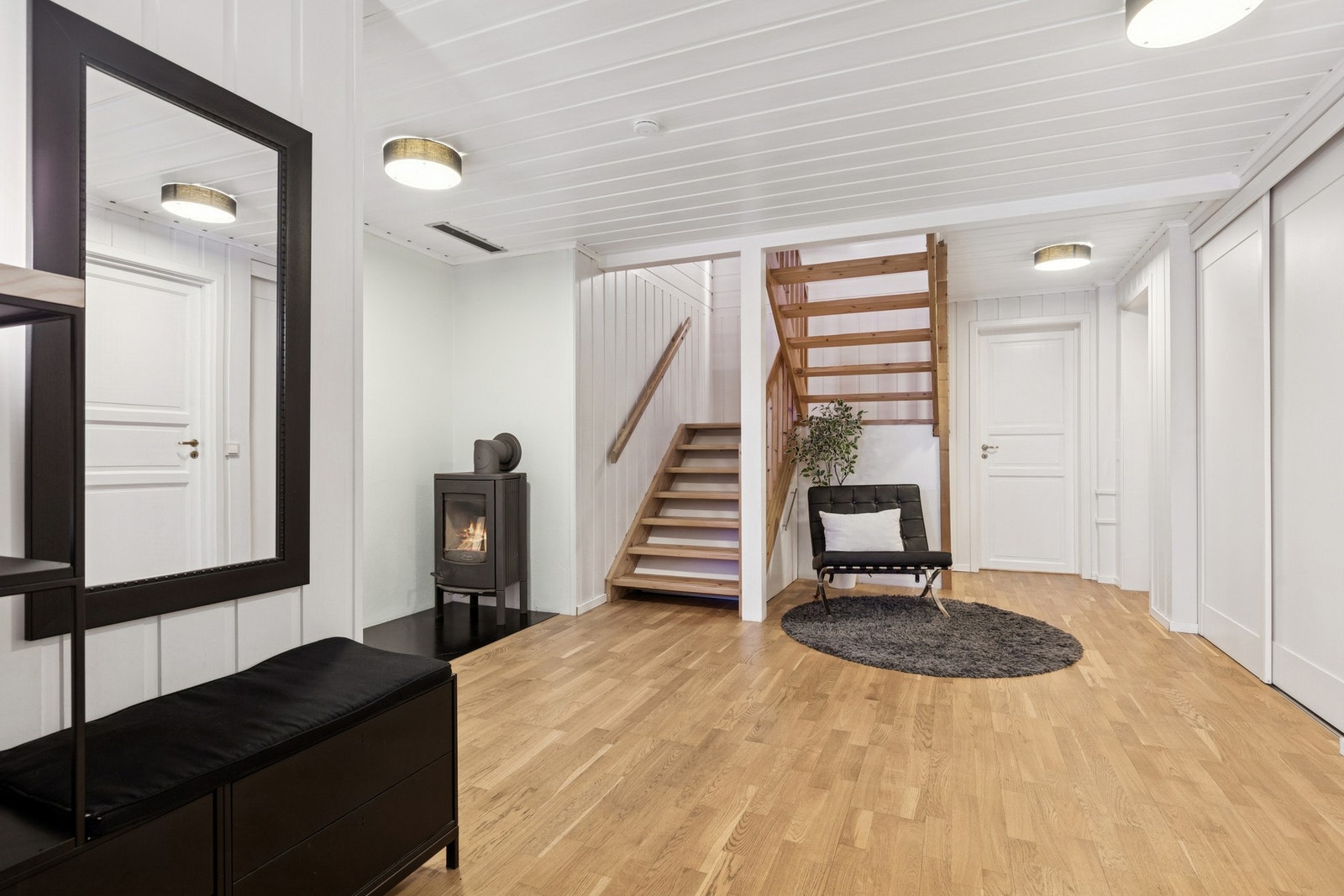 Gulv er belagt med parkett, og vegger og himling har lyse, malte overflater som gir et trivelig førsteinntrykk. Galleribilde