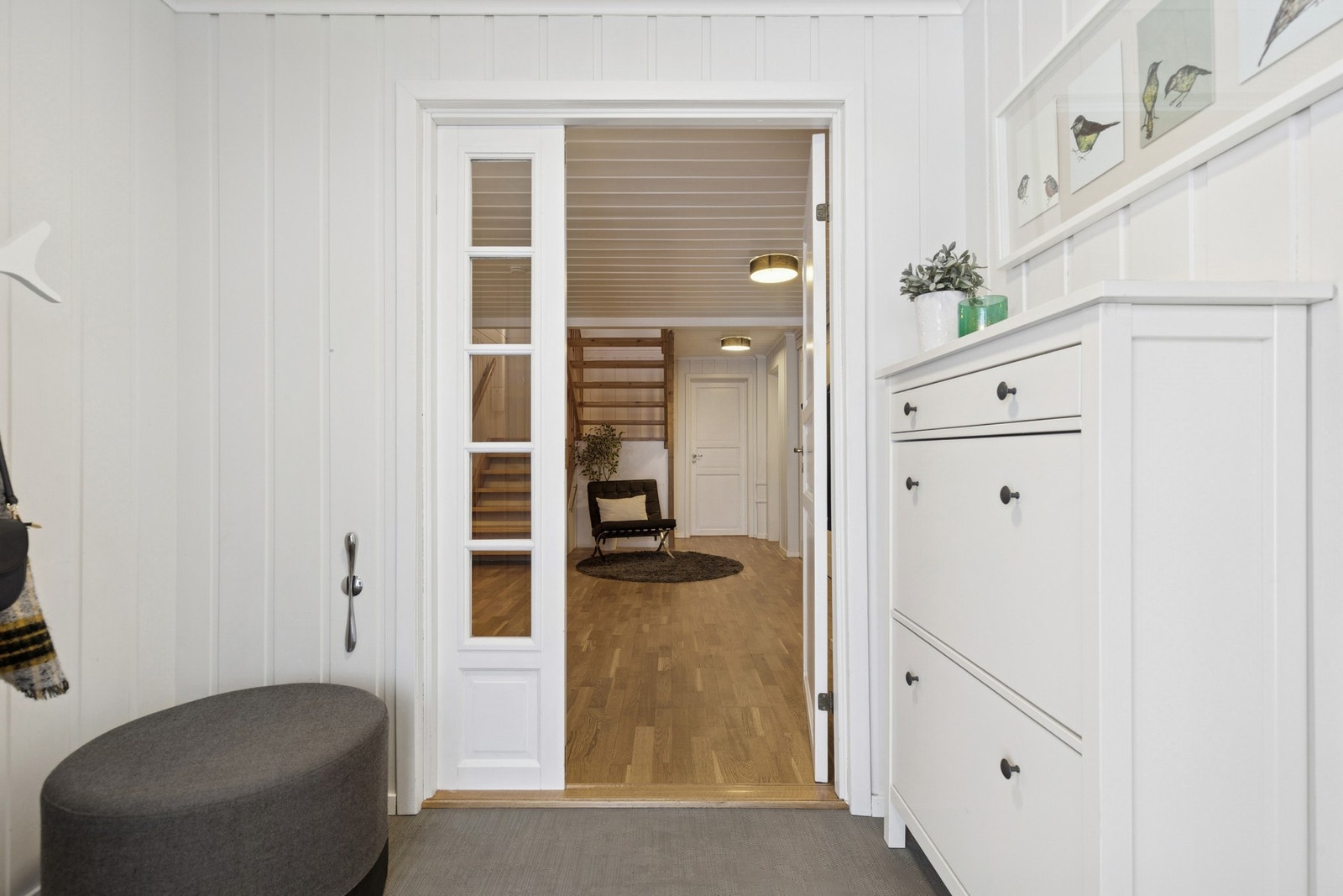 Boligen ønsker deg velkommen via en romslig og lys entré med god plass til garderobeløsninger. Galleribilde