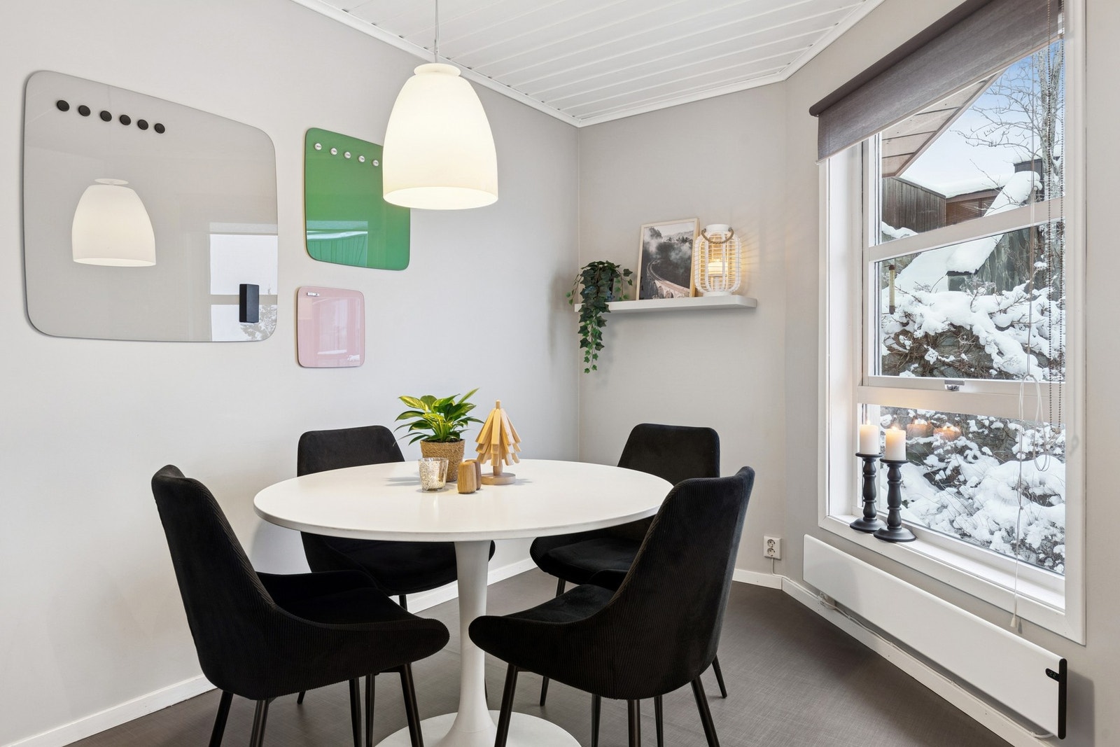 På kjøkkenet er det god plass til et trivelig kjøkkenbord. Galleribilde