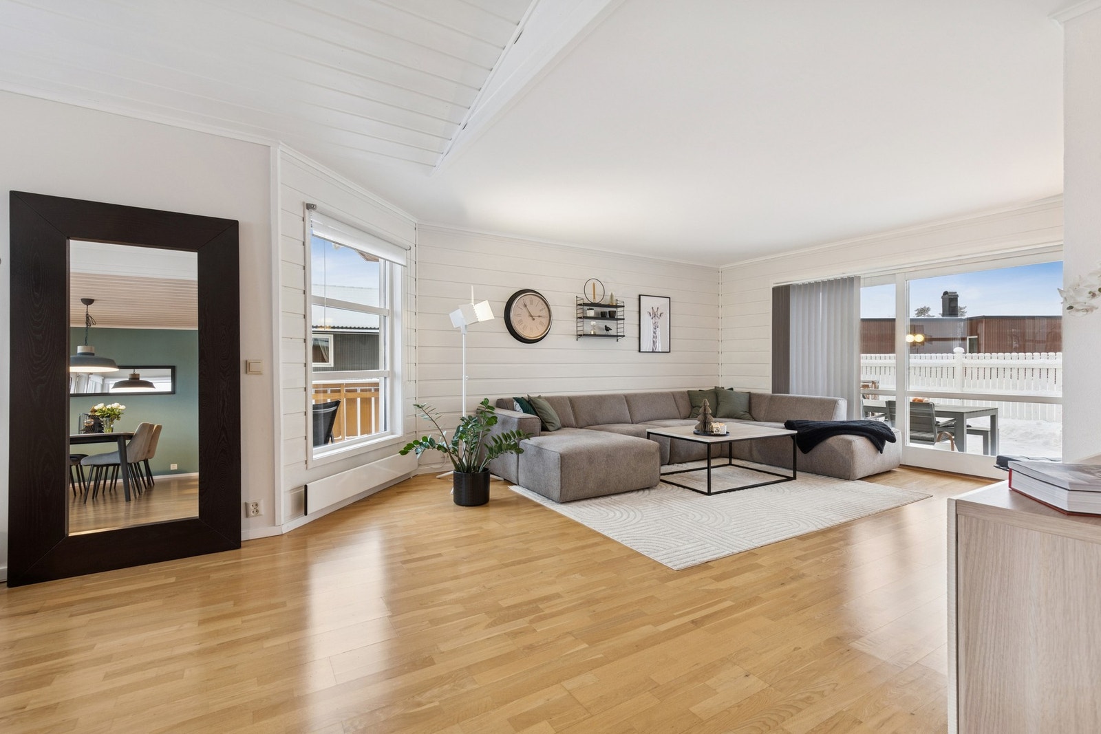 Stuen fremstår som romslig og luftig med gode møbleringsmuligheter for både sofagruppe og øvrige soner. Galleribilde