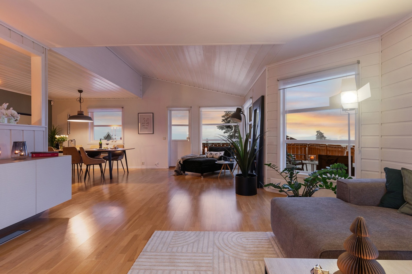 Stuen har flere direkte utganger til veranda/terrasse, som gir en naturlig forlengelse av oppholdsrommet. Galleribilde