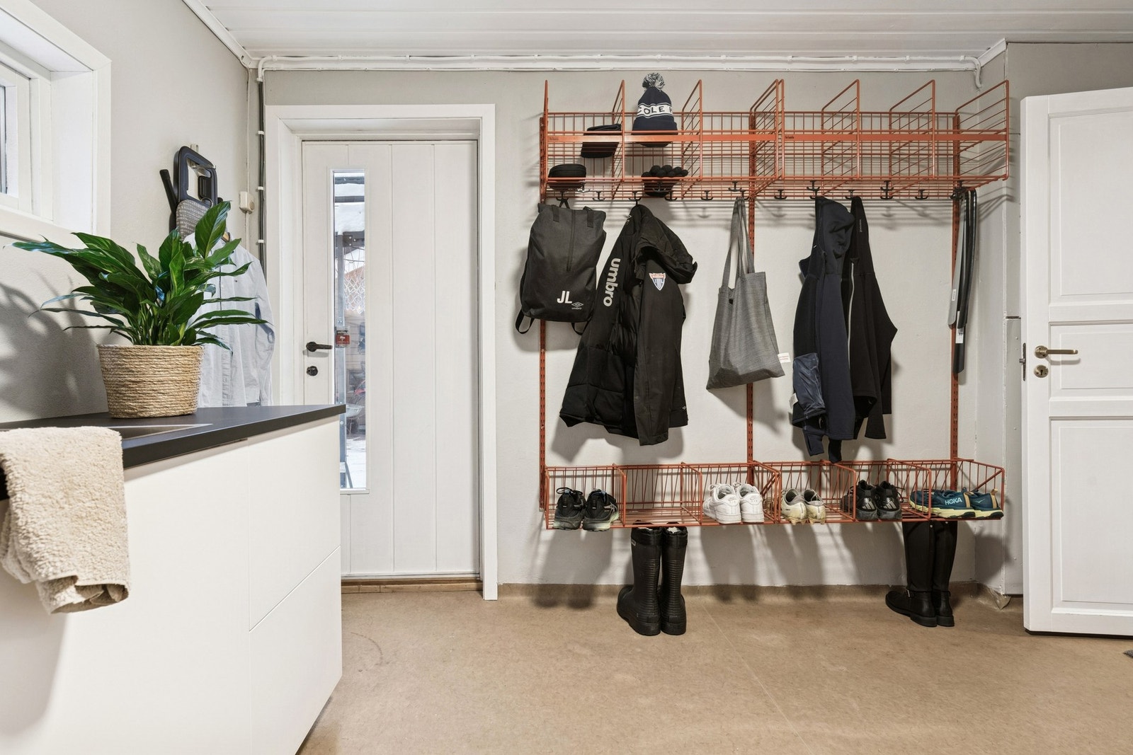 Vaskerommet gir en funksjonell hverdag med god plass til klesvask og lagring. Også her er det gulvvarme. Galleribilde